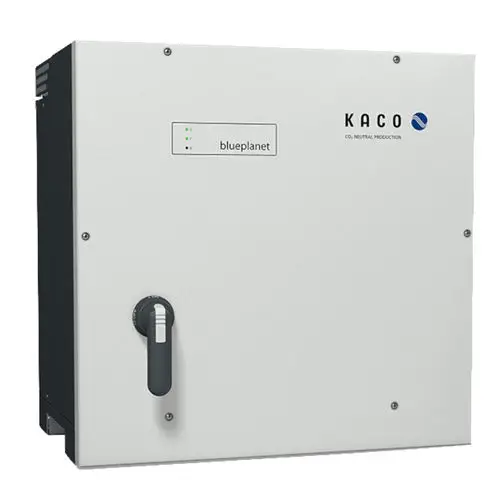Weißer Wechselrichter von KACO mit erkennbaren LEDs und einem Drehknopf an der Vorderseite, montiert auf einer glatten Wand.